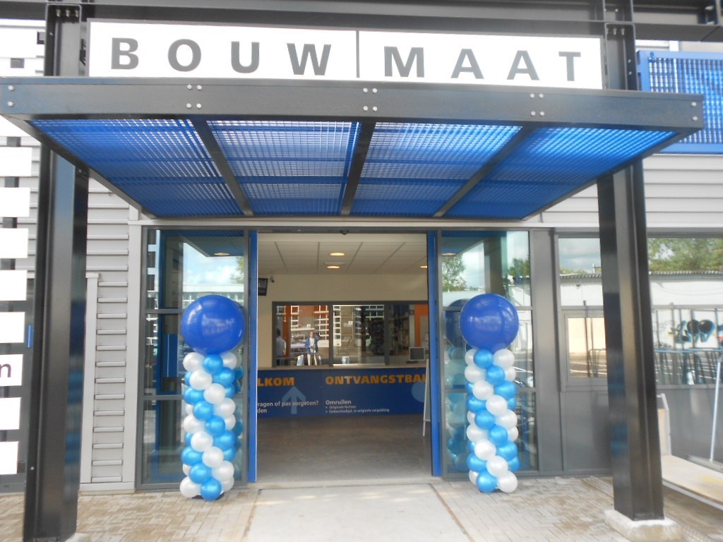 ballonnen pilaren opening nieuw filiaal van de Bouwmaat in Zaandam