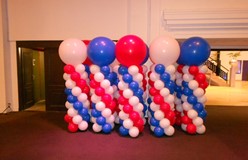 ballonnen decoraties met o.a.ballon pilaren en ballonnenboog