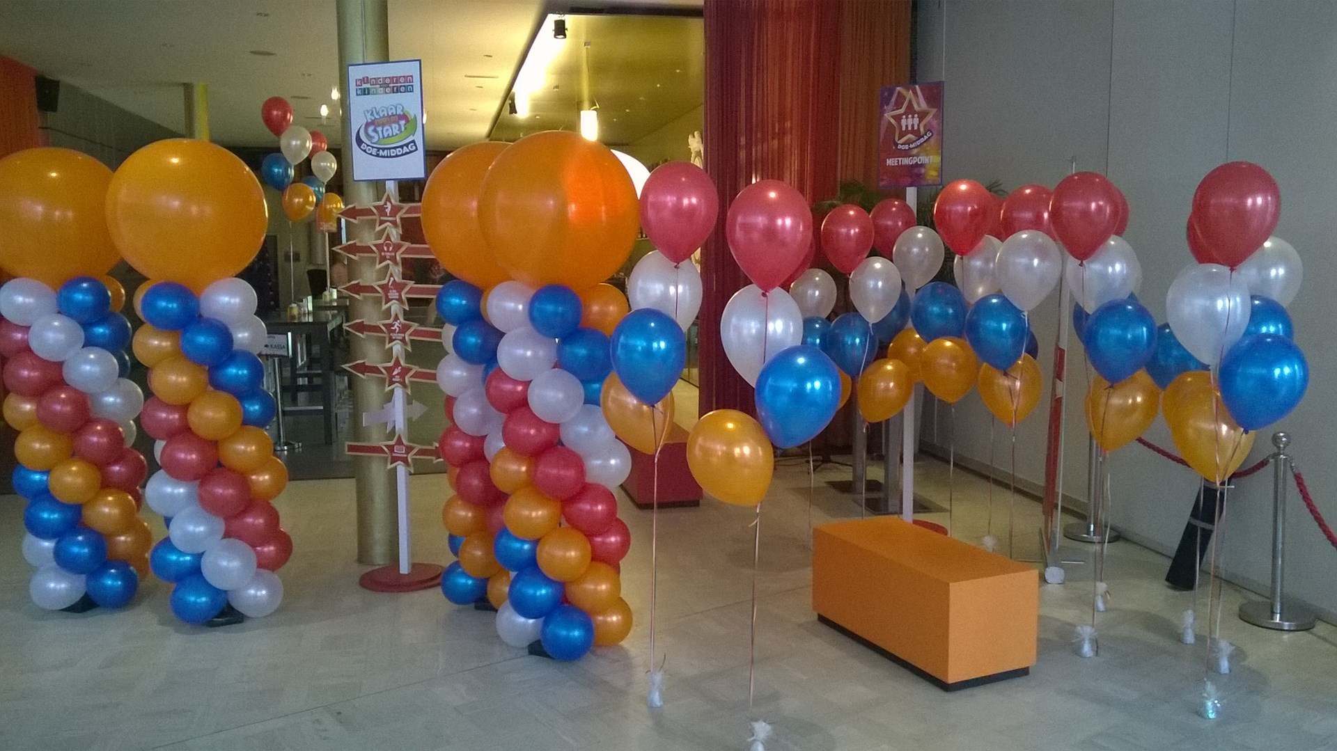 ballonnen decoratie bedrijfsfeest op locatie pilaren en helium