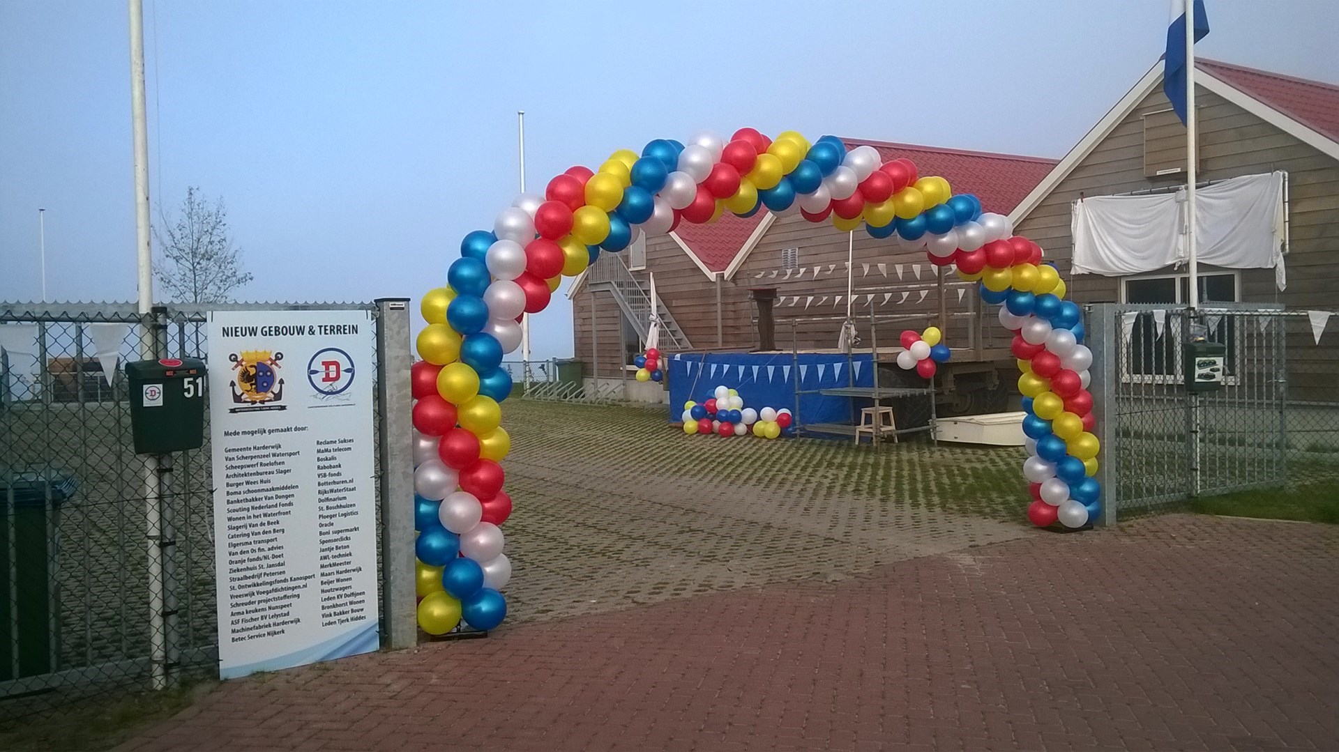 ballonnenboog extra groot scouting Harderewijk bij hek ingang