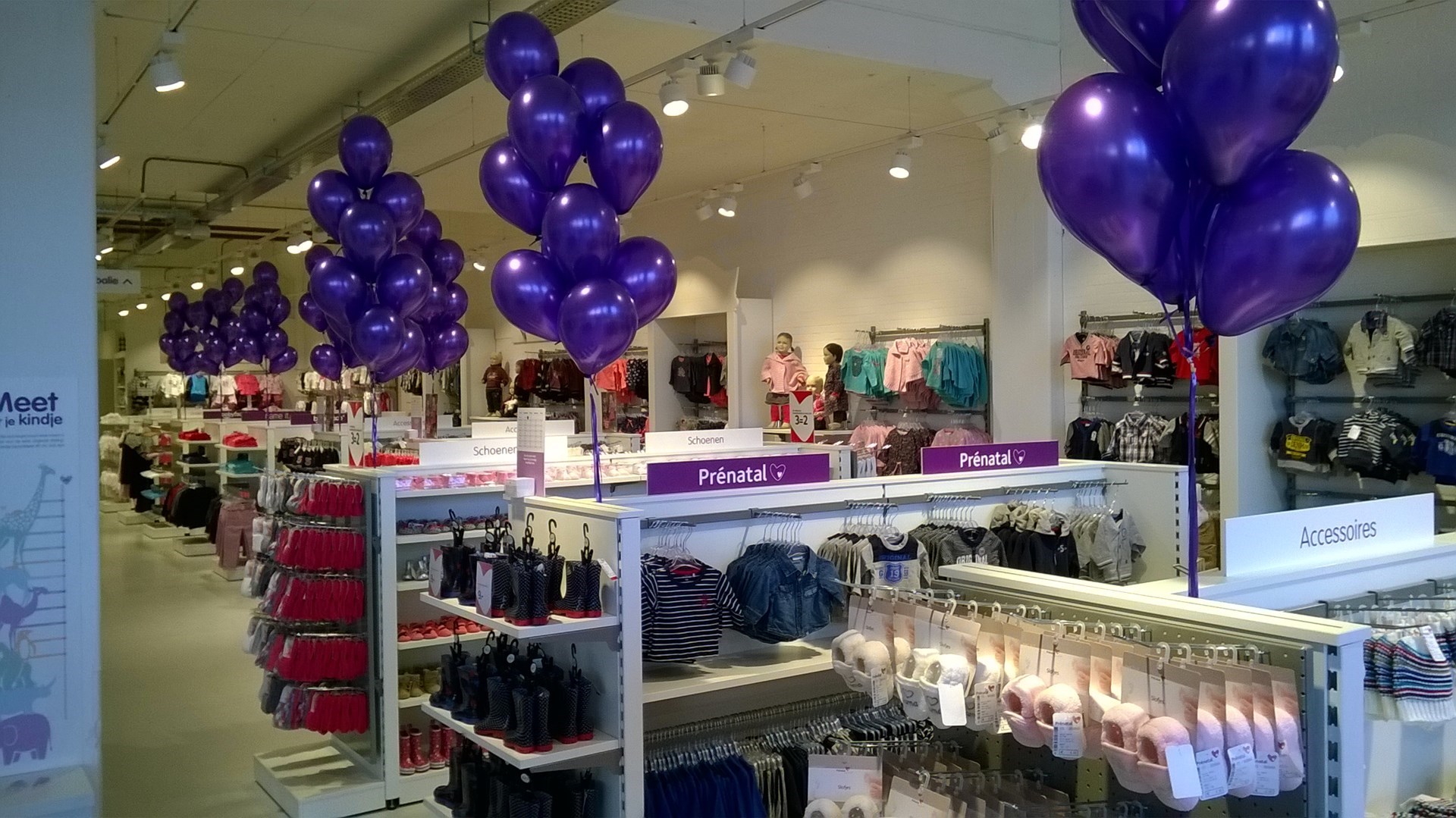 helium ballonnen trossen in winkel als decoratie op de kasten Prenatal