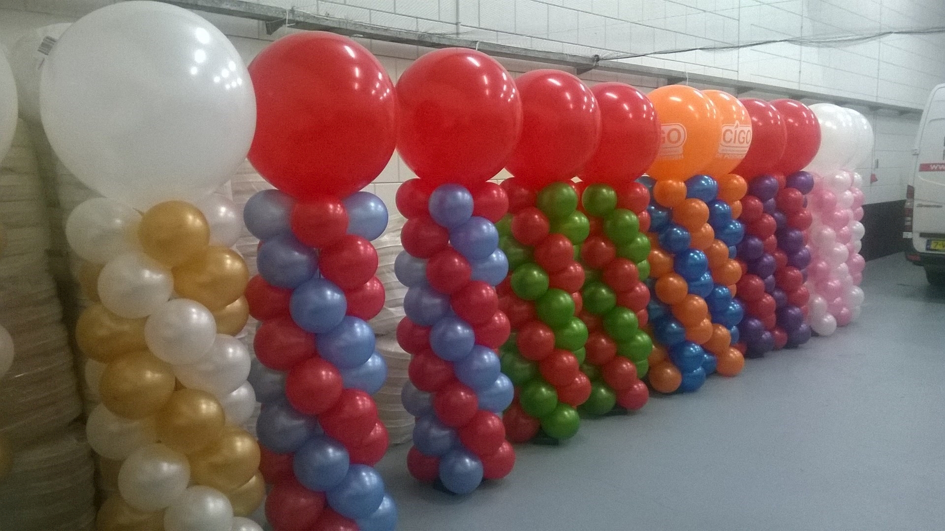 ballonpilaren op rij voor diverse klanten makkelijke decoratie voor de klanten