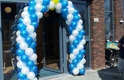 Vlieg Makelaars Haarlem geopend met een feestelijke ballonnenboog