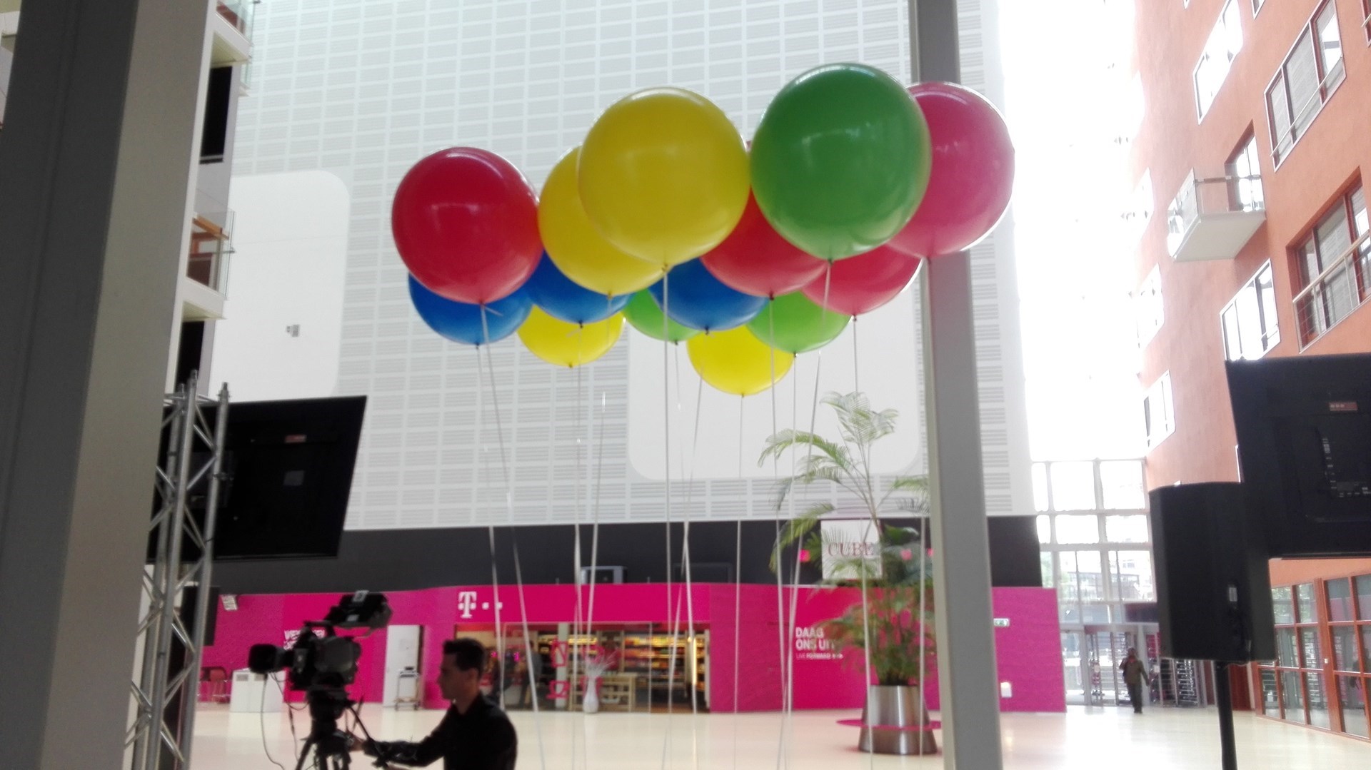 reuze ballonnen voor T Mobile Den Haag ter introductie nieuw logo