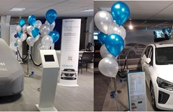 helium ballon decoraties onthulling nieuwe auto in showroom