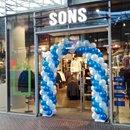 blauw met witte ballonnenboog bij entree modewinkel zoetermeer