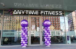 ballonnen pilaren voor opening Anytime Fitness Kop van Zuid met Leontien van Moorsel