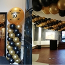 ballonpilaren met leeftijd en naam en ballonnen slingers in zaal
